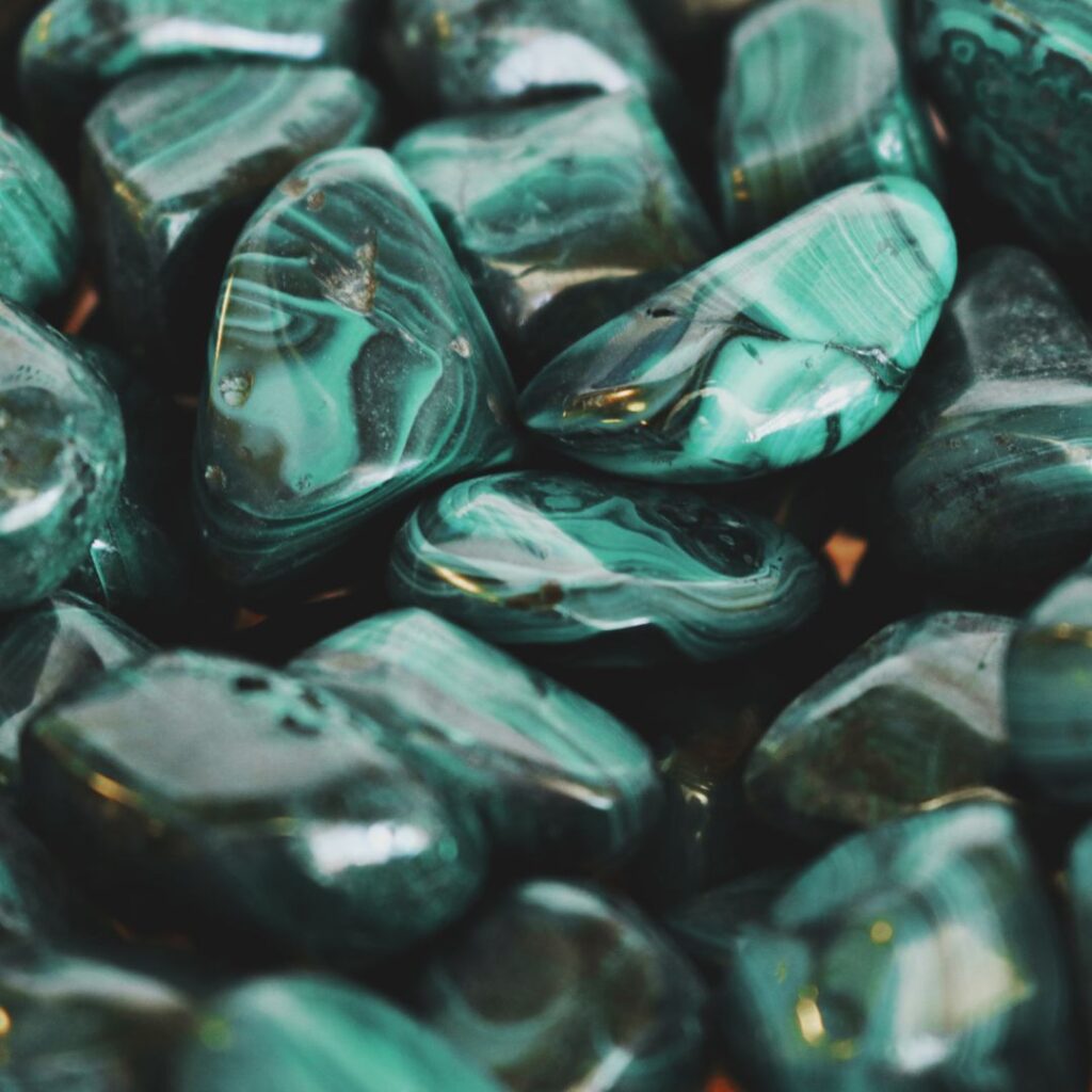 piedra negra de lava y malaquita